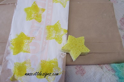 Holiday bags, Christmas décor, Christmas gifts, sponge painting, recycle, upcycle, easy crafts, crafts for kids, holiday décor, easy techniques, crafts, gift giving, craft projects, 