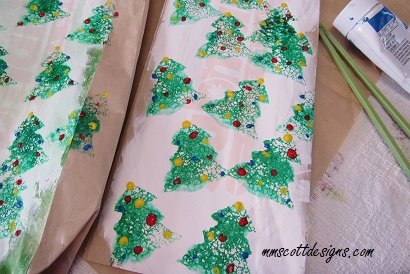 Holiday bags, Christmas décor, Christmas gifts, sponge painting, recycle, upcycle, easy crafts, crafts for kids, holiday décor, easy techniques, crafts, gift giving, craft projects, 
