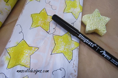 Holiday bags, Christmas décor, Christmas gifts, sponge painting, recycle, upcycle, easy crafts, crafts for kids, holiday décor, easy techniques, crafts, gift giving, craft projects, 
