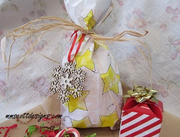 Holiday bags, Christmas décor, Christmas gifts, sponge painting, recycle, upcycle, easy crafts, crafts for kids, holiday décor, easy techniques, crafts, gift giving, craft projects,