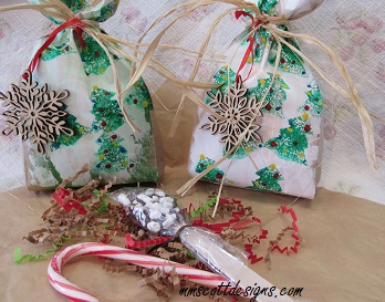 Holiday bags, Christmas décor, Christmas gifts, sponge painting, recycle, upcycle, easy crafts, crafts for kids, holiday décor, easy techniques, crafts, gift giving, craft projects, 
